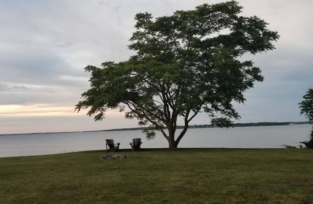 Cozy Waterfront Prudence Island Cottage