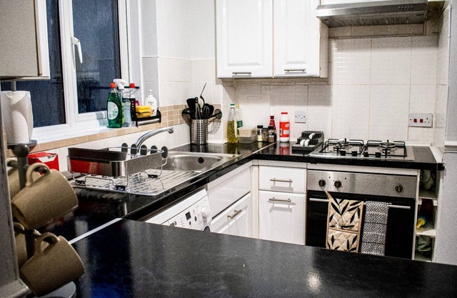 Cozy Watford Home W/ PARKING - Perfect for Harry Potter World + Warner Bros