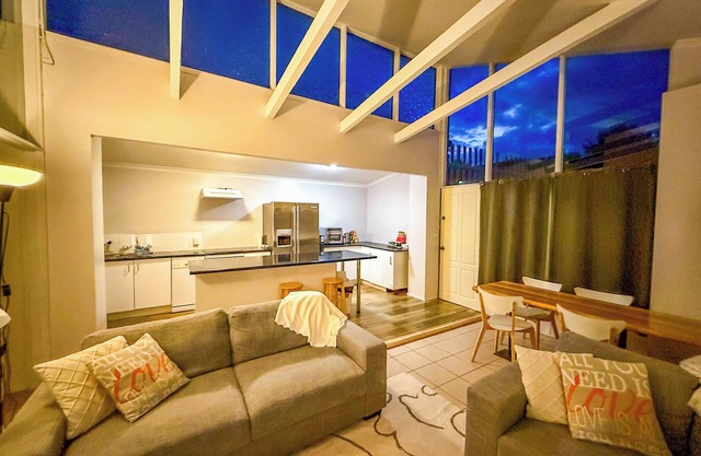 Cozy, well appointed unit near centre of Jindabyne and 30mins to snowfields.