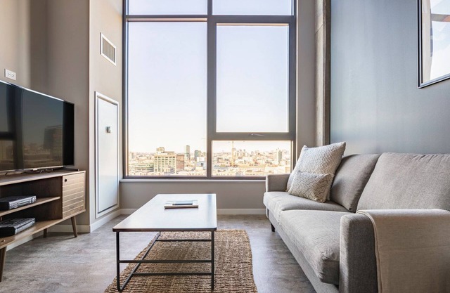 Cozy West Loop 1BR w/ Pool, Gym, nr. Restaurant Row, by Blueground