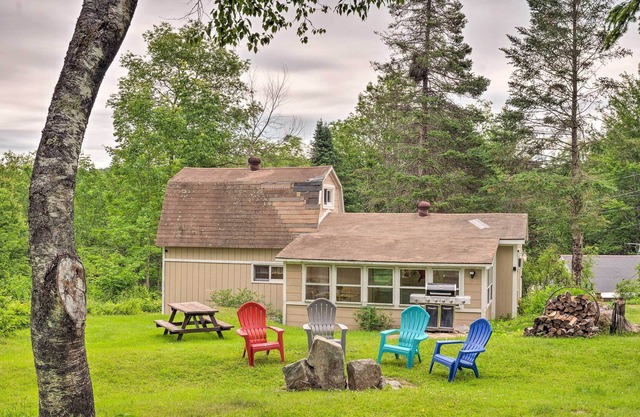 NEW! Cozy White Mountains Getaway w/ Wood Fire Pit