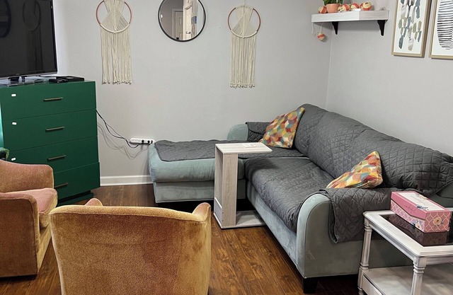 Cozy whole home in the downtown area. Pet Friendly.