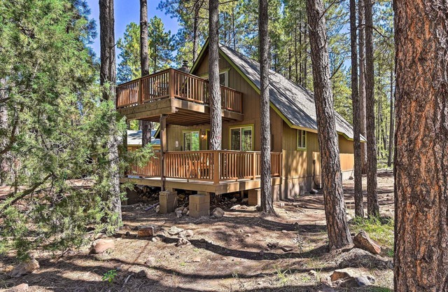 Cozy Williams Cabin w/ Deck: 9 Mi to Route 66