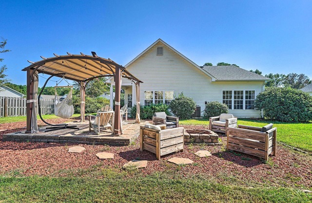 Cozy Wilmington Bungalow ~ 6 Mi to Beaches!