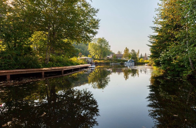 Évasion familiale au Bord de l’eau avec Spa, kayak, paddle et univers NÉONS