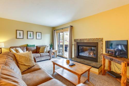 Cozy Winter Park Condo with Hot Tub and Shuttle!