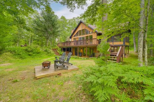 Cozy Wisconsin Cabin with Deck, Kayaks and Lake Views!