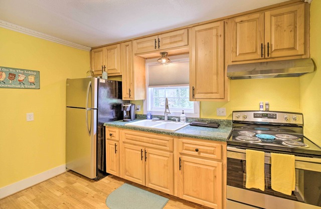 NEW! Cozy Wooded Retreat: 2 Mi to Dtwn Brevard!