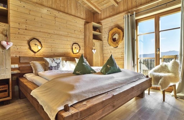 Acogedora casa de madera con estufa de azulejos, cabina de infrarrojos y terraza de madera de 35 m2.