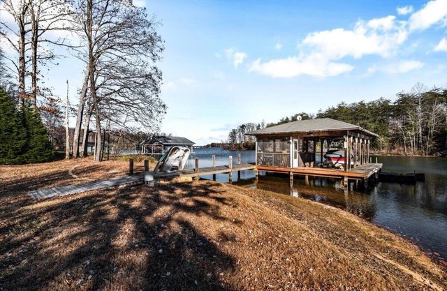 Cozy yet spacious waterfront home on Lake Anna's private side