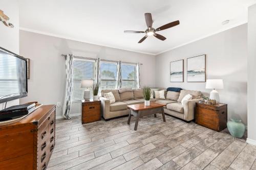 CozyCoastalRetreat - Steps2Beach - RoomyEscape