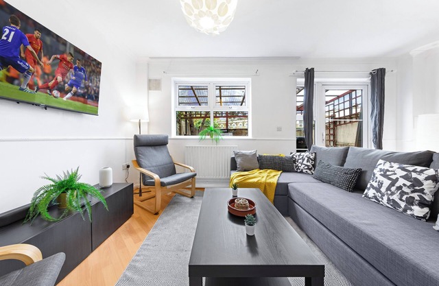 Cozylease 3-Bed, 2 Bathroom with Back Garden Canary wharf Retreat,Near O2,LCY
