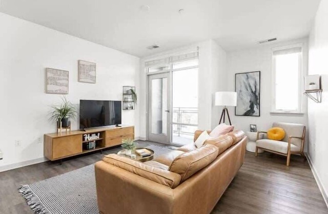 CozySuites l Chic 1BR, Bottleworks Indy #5