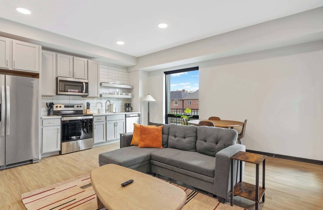 CozySuites Mass with parking, lounge & roof deck #32