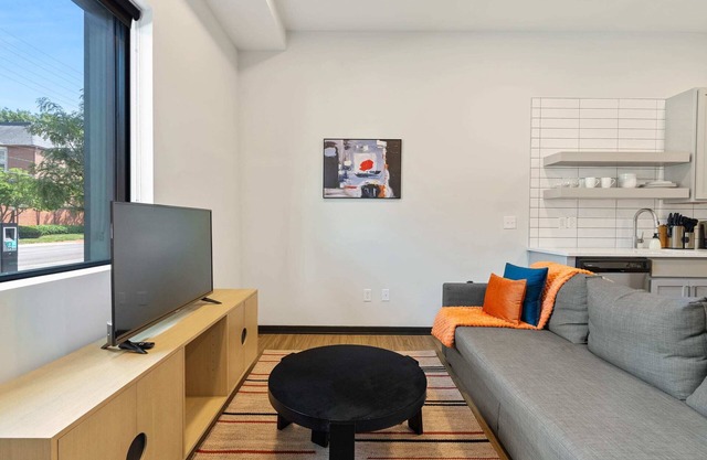 CozySuites Mass w/ parking, lounge & roof deck #1