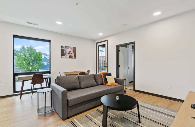 CozySuites Mass w/ parking, lounge & roof deck #2