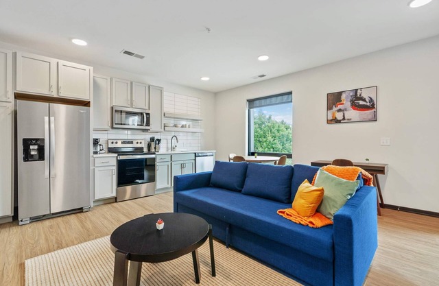 CozySuites Mass w/ parking, lounge & roof deck #4