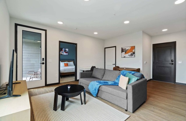 CozySuites Mass w/ parking, lounge & roof deck #8