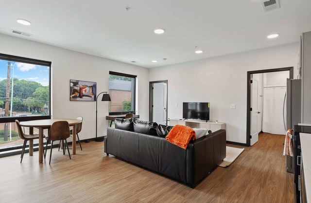 CozySuites Mass w/ parking, lounge & roof deck #9