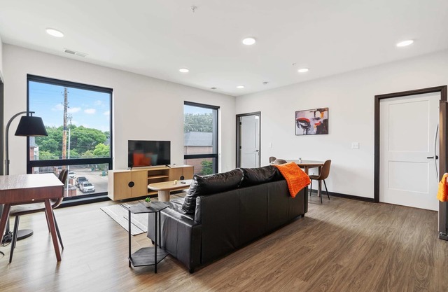 CozySuites Mass w/ parking, lounge & roof deck #10