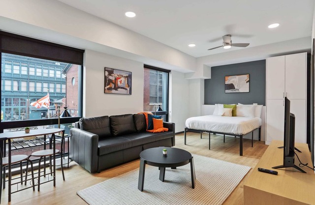 CozySuites Mass w/ parking, lounge & roof deck #12