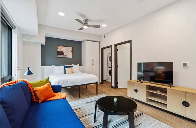 CozySuites Mass w/ parking, lounge & roof deck #15