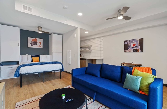 CozySuites Mass w/ parking, lounge & roof deck #16