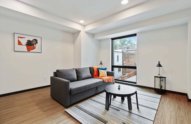 CozySuites Mass w/ parking, lounge & roof deck #17