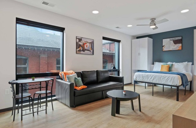 CozySuites Mass w/ parking, lounge & roof deck #18