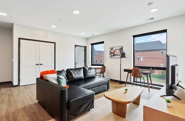 CozySuites Mass w/ parking, lounge & roof deck #19