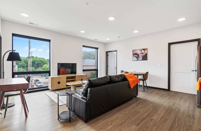 CozySuites Mass w/ parking, lounge & roof deck #20