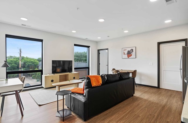 CozySuites Mass w/ parking, lounge & roof deck #21