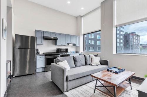 CozySuites Modern 1BR in Downtown Pitts #17