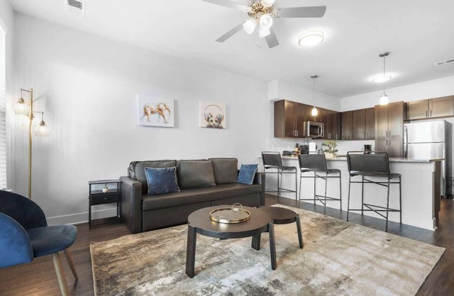 CozySuites Modern 2BR, Nora Indianapolis #11