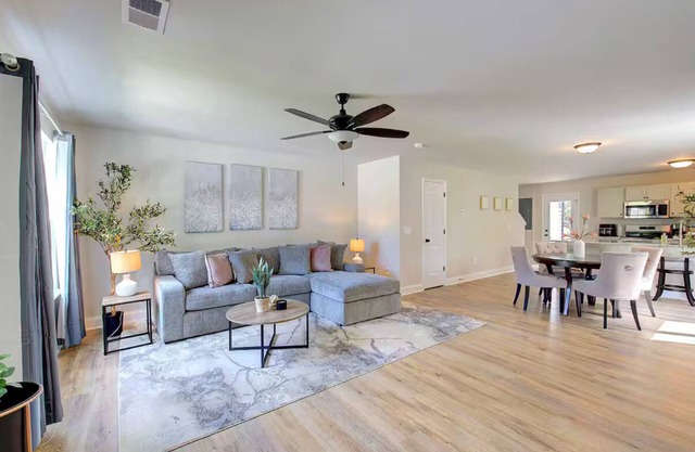 Cozzy home away from home fenced in back yard and pet friendly