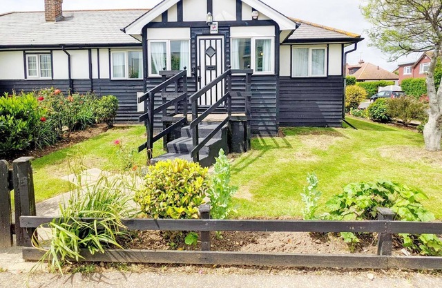 Crab Shack, Rustington - sleeps 3 guests in 2 bedrooms