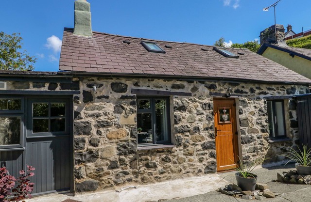 CRABAPPLE COTTAGE, romantic, with open fire in Llanfairfechan