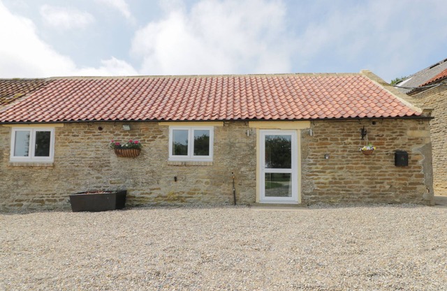 CRABTREE COTTAGE, pet friendly, character holiday cottage in Scalby