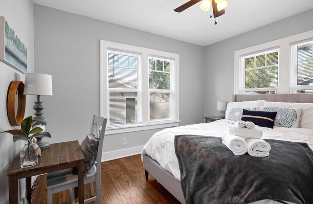 Craftsman Bungalow W/ King Beds & Stocked Kitchen.