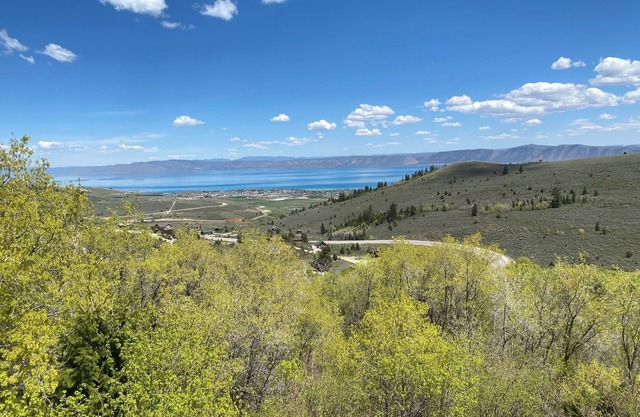 Craftsman family cabin 2-bedroom in tranquil Garden City with Bear Lake views.