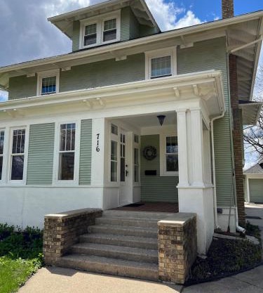 CRAFTSMAN'S MAIN FLOOR with huge DECK!