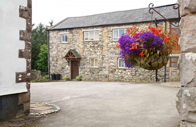 Cragside Cottage - a cottage that sleeps 7 guests in 4 bedrooms