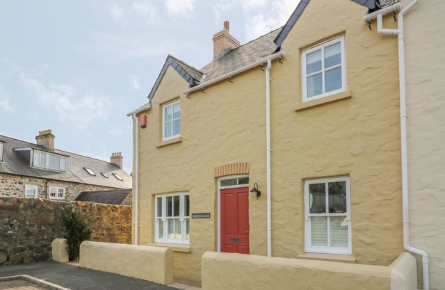 CRAIGLUSCAR, family friendly, with a garden in Newport, Pembrokeshire