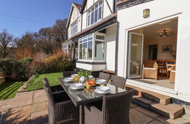 CRAIGMORE, pet friendly, country holiday cottage in Sandsend