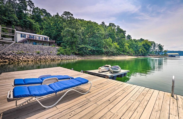 Cranes Nest - Huge dock w/ two kayaks for the guest's use! Yearround water.