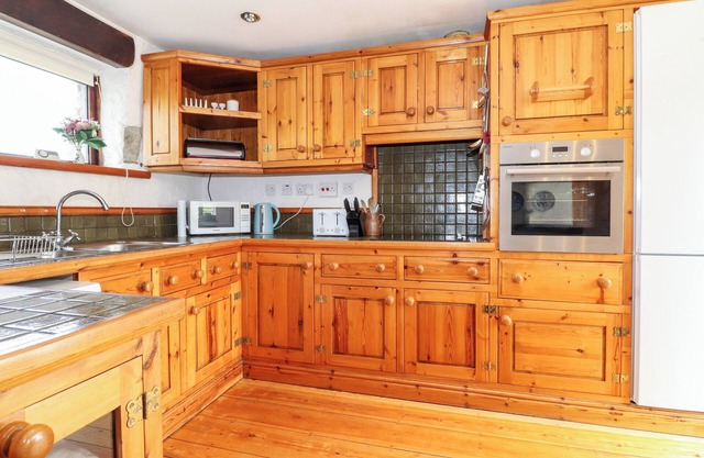 CRANESBILL BARN, pet friendly, with open fire in Kirkby Stephen