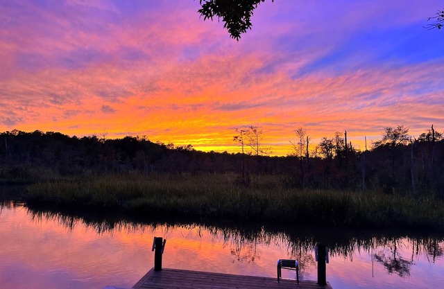 Creekside Cottage Retreat with HotTub!