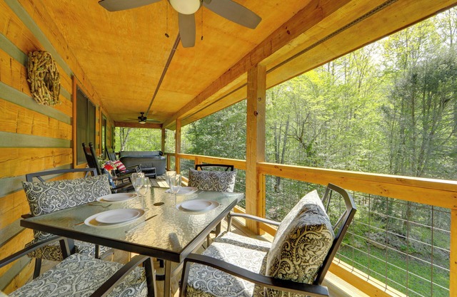 Bryson City Cabin w / Hot Tub & Deck - sur 2 + Acres!