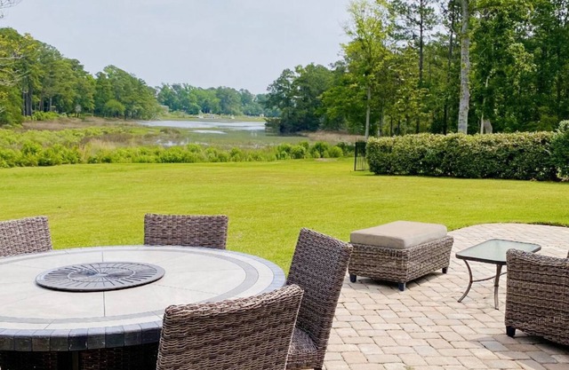 Creek Haven Hideaway! 5-acre creekside yard, mins to the beach with gameroom