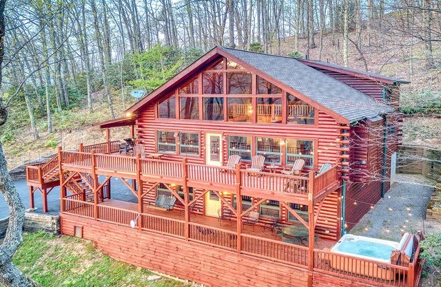 Creek'nWoods IV -Views-Decks-waterfall-sleeps 14
